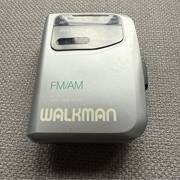 Sony Silver Portable FM/AM Walkman - Picture 3 of 9